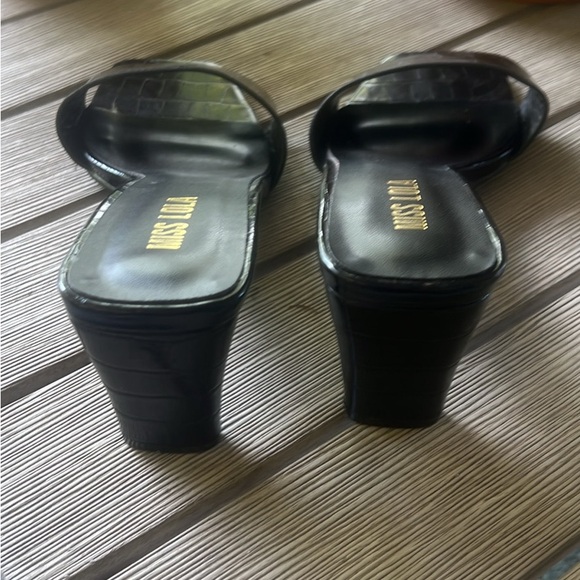 Size 6.5 black heels - Picture 2 of 2